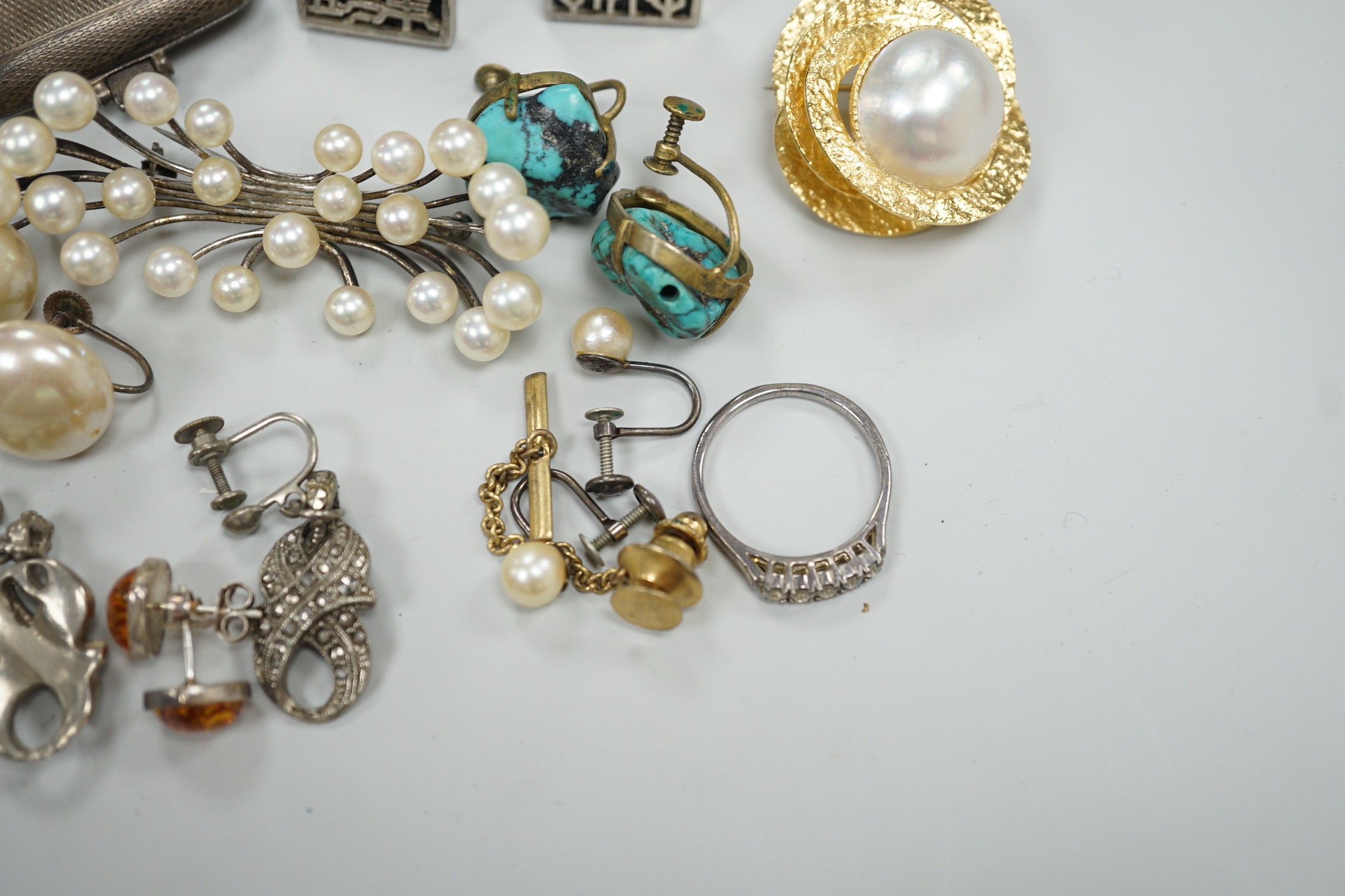 A 1930's engine turned silver travelling timepiece, Birmingham, 1934, 39mm and a group of assorted costume jewellery.